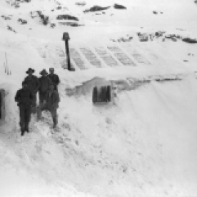 Anleggsfolk ved nedsnødd brakke på Breiabu, 1929. (Norsk Vasskraft- og Industristadmuseum sitt arkiv)